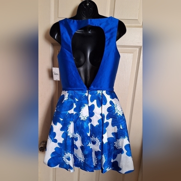 Glamor formal dress size 4 - Picture 5 of 7